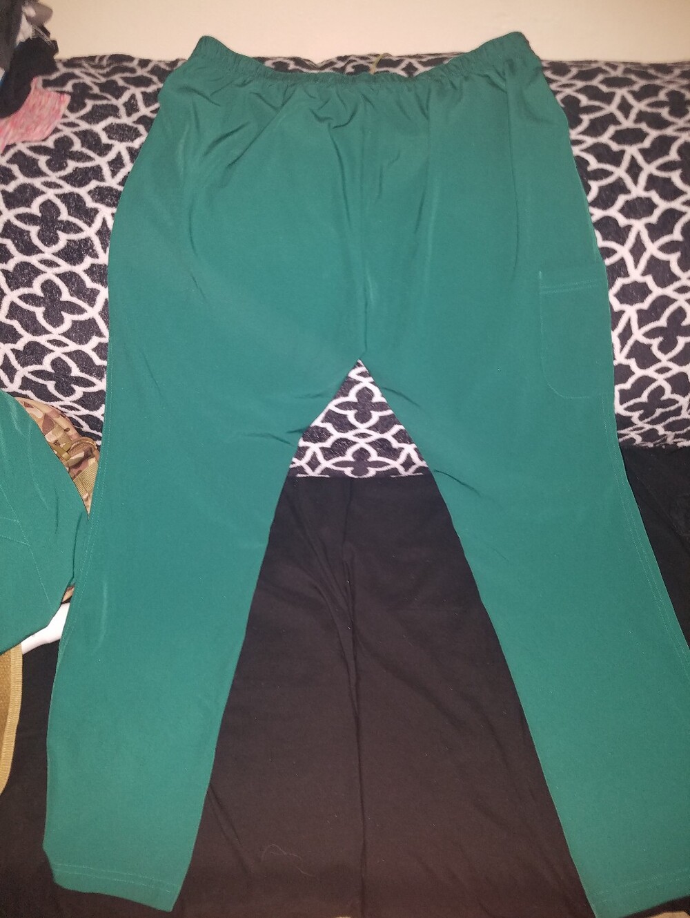 Hunter Green Sketcher Scrub Set Size Large - Picture 4 of 4
